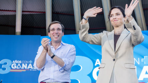 La presidenta de la Comunidad de Madrid y del PP de Madrid, Isabel Díaz Ayuso y el alcalde de Madrid, José Luis Martínez Almeida, durante el acto de balance político celebrado en el Parque de Berlín, a 22 de mayo de 2026, en Madrid (España).
