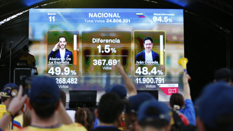 Simpatizantes del candidato ultra Abelardo de la Espriella esperan los resultados de la segunda vuelta este domingo, en Cali.