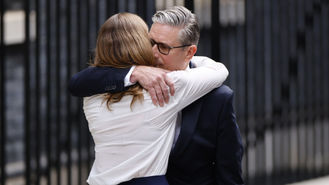 Keir Starmer abraza a su mujer Victora tras anunciar su dimisión este lunes en el 10 de Downing Street.