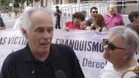 Carlos Serrano, víctima de torturas antifranquista, este lunes atendiendo a la prensa tras ratificar ante el juez.