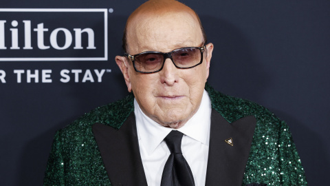 Fotografía de archivo del 31 de enero de 2026 que muestra al poderoso ejecutivo de la industria musical Clive Davis posando en los Premios Grammy en Los Ángeles.
