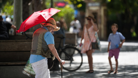 Una mujer en Sevilla durante la segunda ola de calor de Andalucía en julio de 2024.