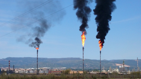 Imatge d'arxiu de les dues torxes de Repsol i Dow a l'esquerra amb les denses columnes de fum negre visibles a molts quilòmetres, al polígon Nord