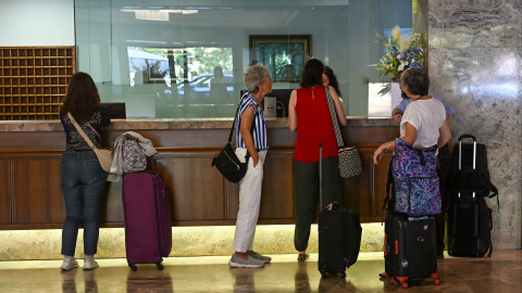 Turistas esperando para hacer el check in en un hotel de Santander, Cantabria. Turistas esperando para hacer el check in en un hotel de Santander, Cantabria. 10 AGOSTO 2025;TURISMO;TURISTAS;VACACIONES;HOTELES;PLAYAS;PACK TURÍSTICO;SANTANDER;CANTABRIA10/8/2025