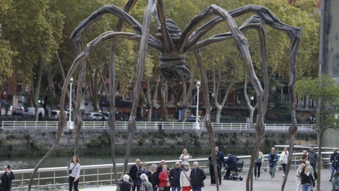 Mayores se hacen una foto junto al museo Guggenheim de Bilbao.