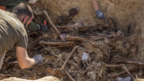 Foto de archivo de expertos trabajando en una exhumación, a 18 de febrero de 2021.