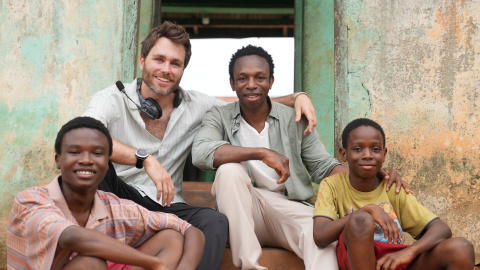 El director Dani Sancho, con Ousman Umar y con los dos jóvenes actores, en el rodaje en Ghana.