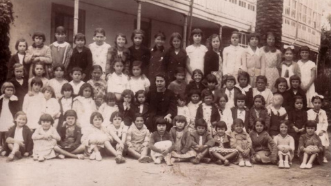 Mercedes Romero Abella, con sus alumnas de la escuela de Monelos, en A Coruña.