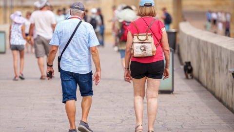 Turistas visitan la capital cordobesa encontrándose bajo aviso rojo por calor con máximas de 44º. A 23 de junio de 2026 en Córdoba (Andalucía, España) Turistas visitan la capital cordobesa encontrándose bajo aviso rojo por calor con máximas de 44º. A 23 de junio de 2026 en Córdoba (Andalucía, España)