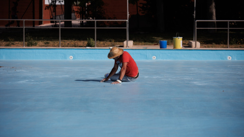 Un técnico de mantenimiento realiza trabajos de acondicionamiento en una piscina, en una imagen de archivo.