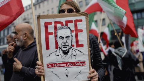 Un manifestante sostiene un cartel con un retrato y el mensaje «Liberen al Dr. Hussam Abu Safiya» durante una protesta en Berlín, Alemania, el 9 de mayo de 2026