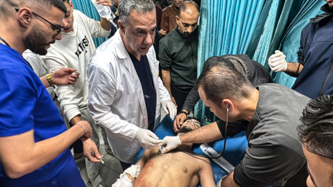 Hussam Abu Safiya (C), director del Hospital Kamal Adwan, supervisa el tratamiento de un hombre palestino que resultó herido en un ataque israelí contra Beit Lahia, en el norte de la Franja de Gaza, (21.09.2024)