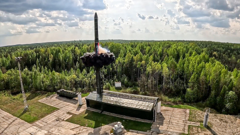 Una captura de pantalla muestra el lanzamiento de un sistema de misiles balísticos intercontinentales (ICBM) RS-24 Yars durante un ejercicio nuclear llevado a cabo por las fuerzas armadas rusas y bielorrusas. Imagen de archivo