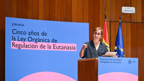 La ministra de Sanidad, Mónica García, durante la celebración del acto de clausura de la jornada institucional "Cinco años de la Ley Orgánica de Regulación de la Eutanasia (LORE): avanzando en derechos", en el Ministerio de Sanidad.