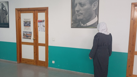 Amal, la madre de la familia siria desamparada, en el local de la Asociación Pro Derechos Humanos de Andalucía en Sevilla.