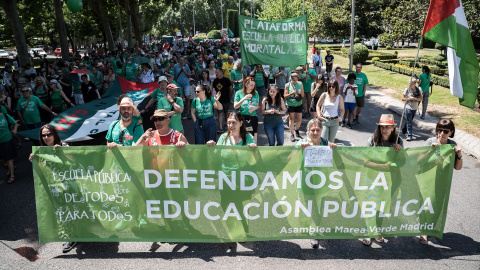 Numerosas personas sostienen una pancarta con el lema 'Defendamos la educación pública' durante una manifestación en favor de la educación pública, a 14 de junio de 2026, en Madrid. Numerosas personas sostienen una pancarta con el lema 'Defendamos la educación pública' durante una manifestación en favor de la educación pública, a 14 de junio de 2026, en Madrid.