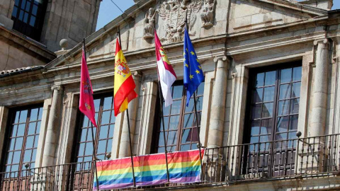 La bandera arcoíris vuelve tres años después al Ayuntamiento de Toledo entre dudas sobre quién ponía el veto