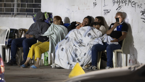 Personas intentan dormir en las calles de Caracas tras los dos fuertes seísmos.