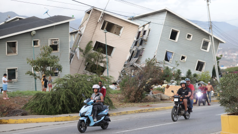 Vista de varios edificios dañados por los terremotos en la localidad de Catia La Mar.