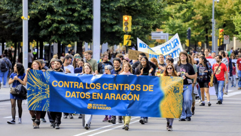 Imágenes de la manifestación celebrada en Septiembre de 2025 por las calles de Zaragoza para protestar contra la construcción de grandes centros de datos en Aragón.