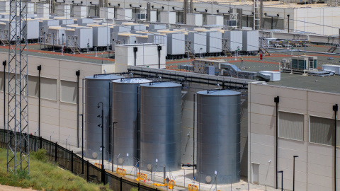 Imagen del centro de datos de AWS en El Burgo de Ebro, donde se observan los tanques para el almacenamiento de agua y, sobre el edificio, los generadores de energía que incorporan este tipo de complejos.