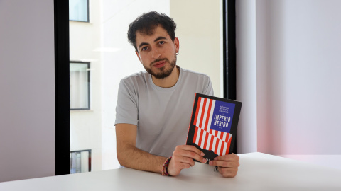 Néstor Prieto Amador y su libro 'Imperio herido'.