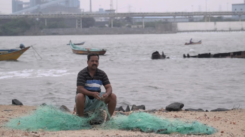 Un pescador de Ennore remienda su red. Los pescadores afirman que sus capturas han disminuido debido a los residuos y al agua caliente procedente de las centrales eléctricas de carbón de la zona. Un pescador de Ennore remienda su red. Los pescadores afirman que sus capturas han disminuido debido a los residuos y al agua caliente procedente de las centrales eléctricas de carbón de la zona.