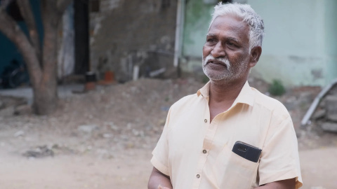 K. Saravanan, pescador de Ennore, se opone a los planes para instalar nuevas centrales eléctricas de carbón en su pueblo. Estas centrales se inauguran, en parte, para satisfacer la creciente demanda de los centros de datos. K. Saravanan, pescador de Ennore, se opone a los planes para instalar nuevas centrales eléctricas de carbón en su pueblo. Estas centrales se inauguran, en parte, para satisfacer la creciente demanda de los centros de datos.