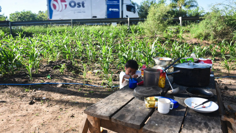 La comunidad indígena se encuentra ahora en una pequeña zona al borde de una carretera, lo que la expone al riesgo de sufrir accidentes de tráfico.