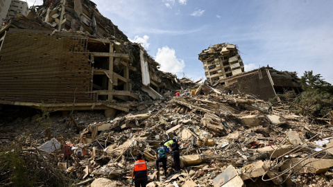 Búsqueda de víctimas entre los escombros de edificios derrumbados tras los terremotos en Venezuela.