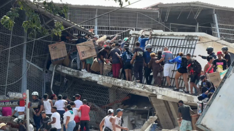 Personas haciendo saqueos en un establecimiento comercial en la localidad de Catia La Mar.