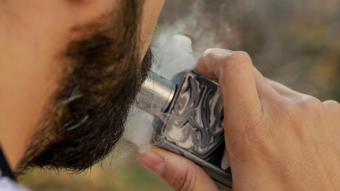 Un hombre vapeando. Un hombre vapeando