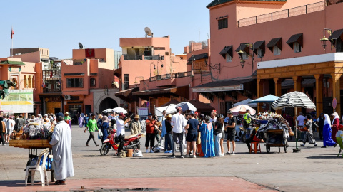 La caótica plaza de Yamaa el Fna es, sin duda, uno de los principales atractivos de Marrakech. La caótica plaza de Yamaa el Fna es, sin duda, uno de los principales atractivos de Marrakech.