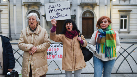 Manifestantes durante una concentración para protestar por la condena al ex Fiscal General del Estado, frente a la sede del Tribunal Supremo.