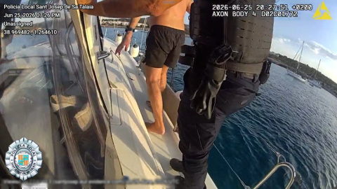 Imagen difundida por la Policía Local de Sant Josep del momento de la intervención en el barco. Imagen difundida por la Policía Local de Sant Josep del momento de la intervención en el barco.