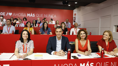 Pedro Sánchez junto a Rebeca Torró, Pilar Bernabé y María Jesús Montero, este sábado al comienzo del Comité Federal del PSOE.