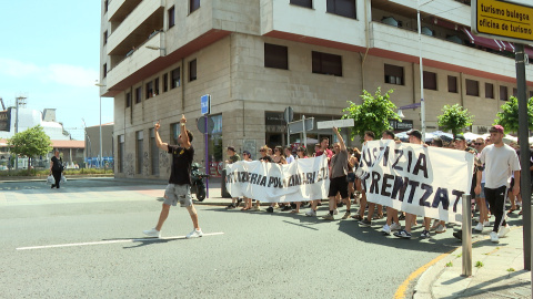 Concentración por el fallecimiento del joven tras la actuación policial del pasado lunes Concentración por el fallecimiento del joven tras la actuación policial del pasado lunes