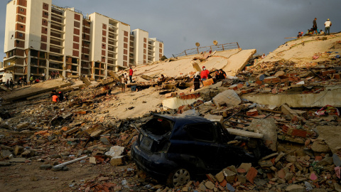 La Guaira, este sábado, durante las operaciones de rescate tras el terremoto.