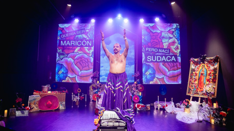 Una imagen de Mazorra durante el espectáculo 'Quería ser maricón pero nací sudaca', en el Teatre Tantarana de Barcelona. 06/2026 Una imagen de Mazorra durante el espectáculo 'Quería ser maricón pero nací sudaca', en el Teatre Tantarana de Barcelona