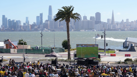 Un partido del Mundial retrasmitiéndose en una de las zonas de aficionados en San Francisco (California).