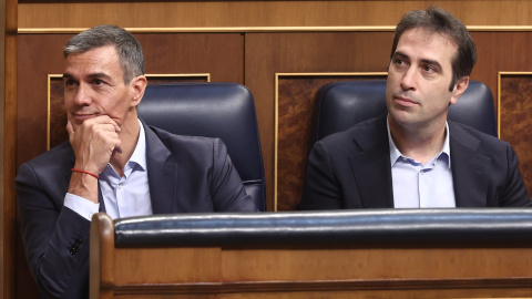 El presidente del Gobierno, Pedro Sánchez, y el vicepresidente primero y ministro de Economía, Comercio y Empresa, Carlos Cuerpo, en el Congreso.