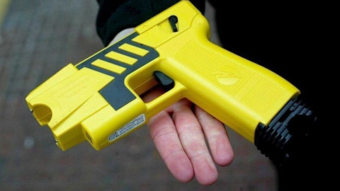 Taser EFE Un hombre enseña una pistola taser en una foto de archivo.