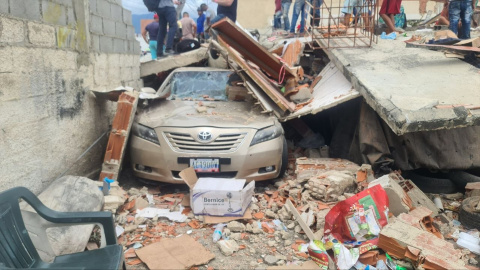 Un coche enterrado entre escombros tras el terremoto de Venezuela. Un coche enterrado entre escombros tras el terremoto de Venezuela.