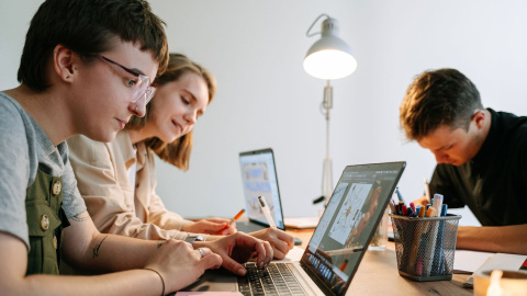 Jóvenes trabajando en una oficina Jóvenes trabajando en una oficina