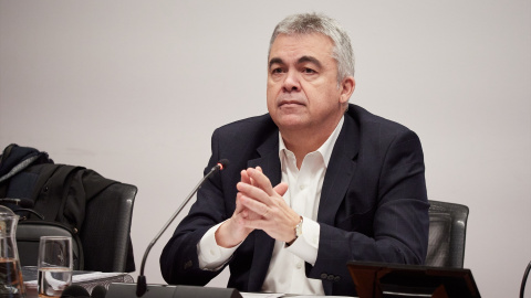 El exsecretario de organización del PSOE Santos Cerdán comparece en la Comisión de Investigación sobre adjudicaciones públicas del Parlamento de Navarra, a 11 de febrero de 2026, en Pamplona, Navarra