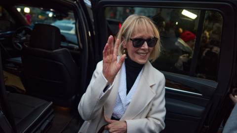 La periodista E. Jean Carroll abandonando la Corte Federal de Manhattan tras su victoria en el juicio contra Trump, a 26 de enero de 2024.