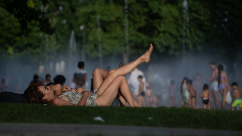 Varias personas se refrescan en las fuentes de Madrid Río, a 23 de junio de 2026, en Madrid.