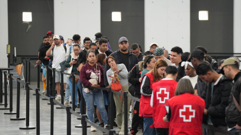 Decenas de migrantes hacen cola para la regularización extraordinaria de migrantes. Decenas de migrantes hacen cola para la regularización extraordinaria de migrantes.