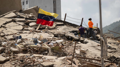Voluntarios realizan labores de búsqueda en los escombros de un edificio este lunes, en La Guaira (Venezuela). Voluntarios realizan labores de búsqueda en los escombros de un edificio este lunes, en La Guaira (Venezuela).