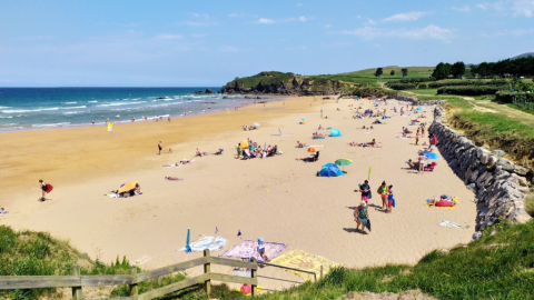 Vecinos y ecologistas se organizan para defender uno de los tramos más icónicos de la costa oriental asturiana